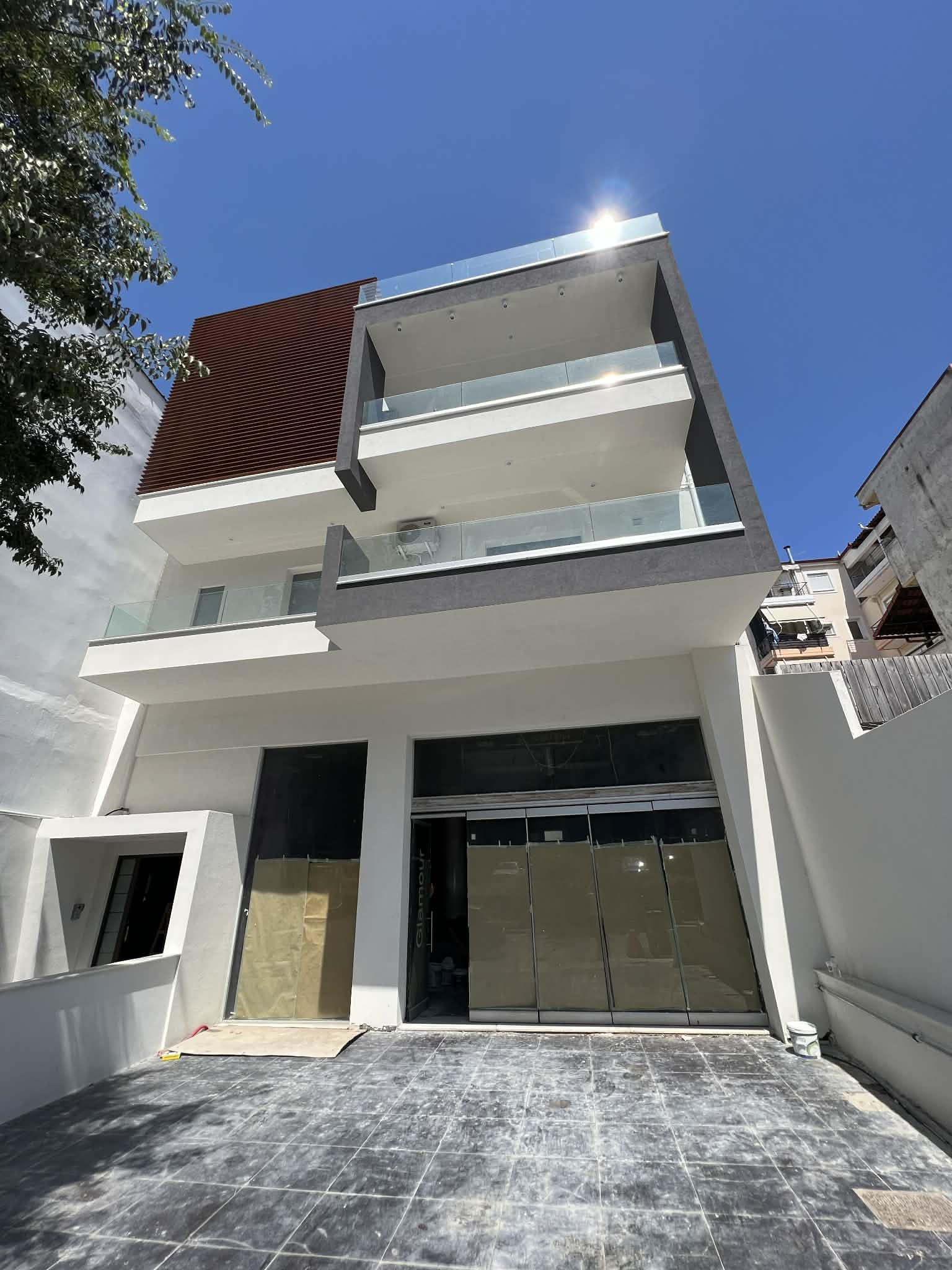Εξωτερική ανακαίνιση κτιρίου από τον Ντασμίρ Κιοράι στη Θεσσαλία